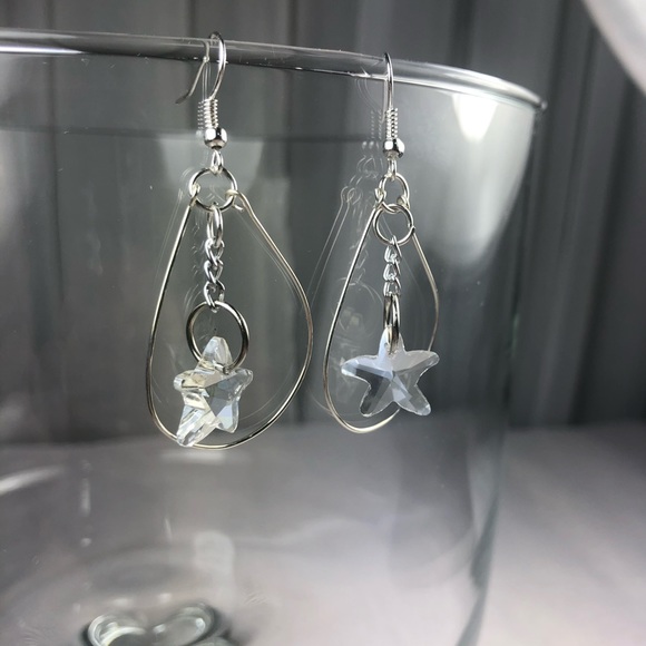 🌿 2/$20 Silver Star Drop Earrings - Picture 2 of 4
